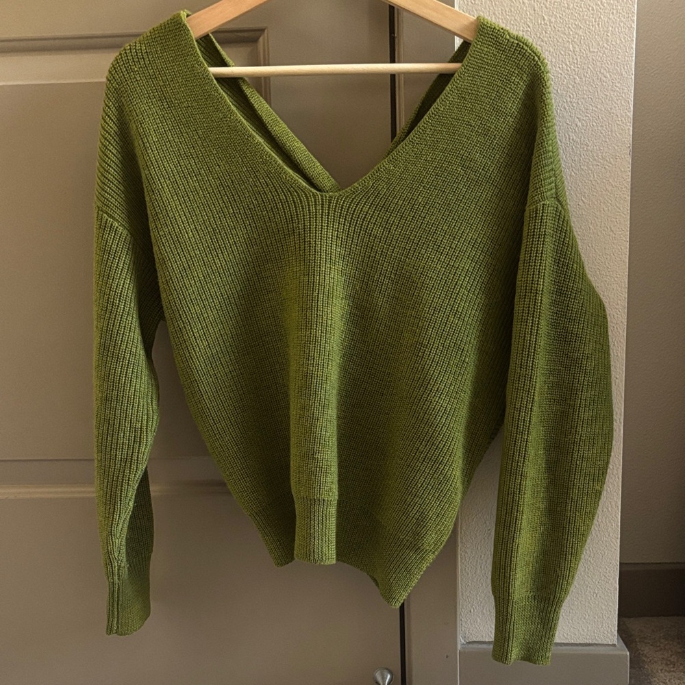 Amour Vert Belicia Sweater in Green women’s size medium